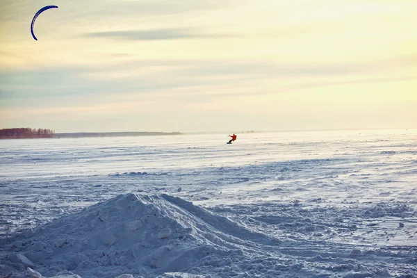 Kiting em um snowboard em um lago congelado — Fotografia de Stock