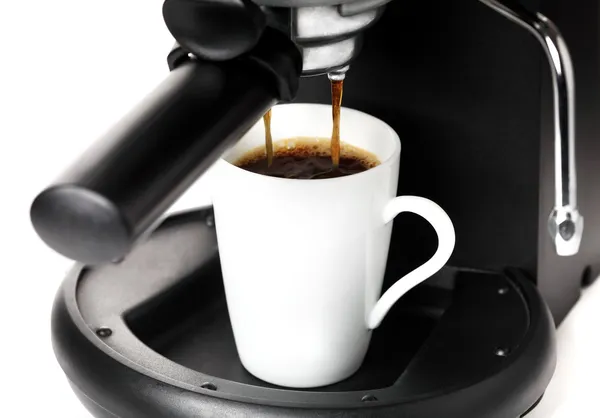 Kaffeemaschine gießt heißen Kaffee ein — Stockfoto