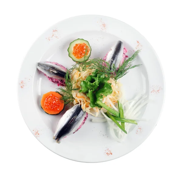Haring salade op een plaat (witte achtergrond) — Stockfoto