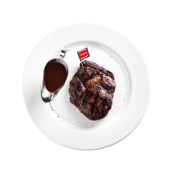 Жареный стейк на тарелке (белый фон ) — стоковое фото
