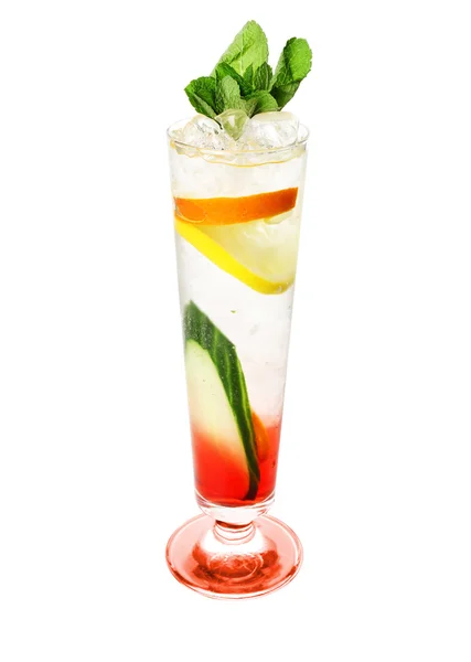 Koude, alcoholhoudende cocktails (witte achtergrond) — Stockfoto