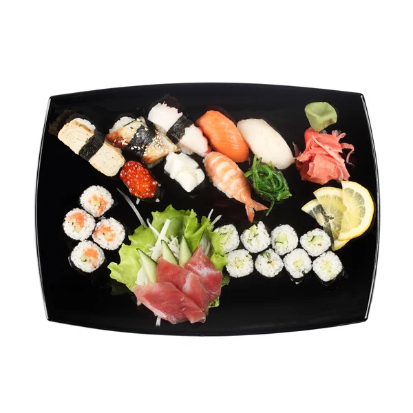 白で隔離板に寿司のセット — ストック写真