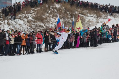Novosibirsk, Rusya Federasyonu - 7 Aralık asıllı genç adam snowboard