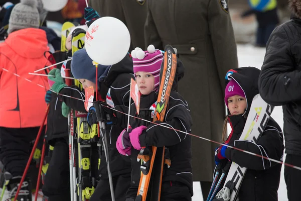 Novosibirsk, Rusland - 7 december, volwassenen en kinderen, in afwachting van t — Stockfoto