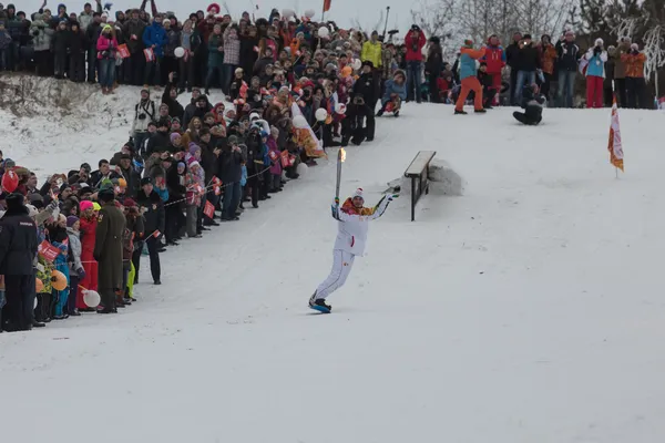 Novosibirsk, Ryssland - december 7, nedstigningen ung snowboard — Stockfoto