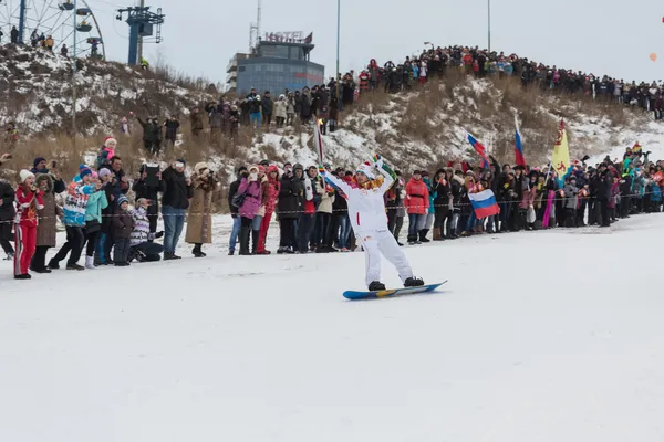 Novosibirsk, Rússia - 7 de dezembro, snowboard jovem descendente — Fotografia de Stock