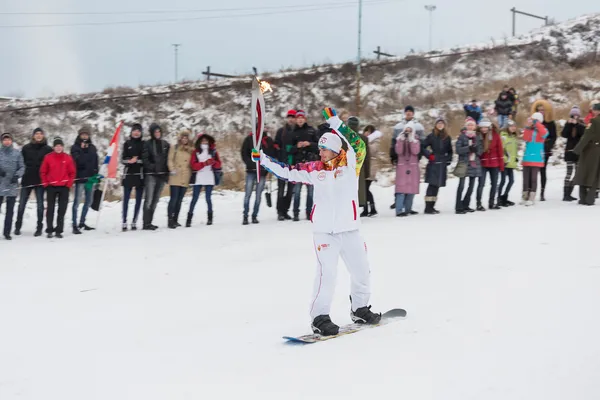 Novosibirsk, Russia - 7 dicembre, discesa giovane snowboard — Foto Stock