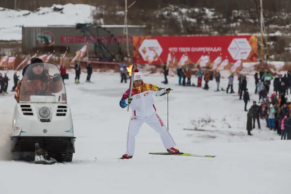 Novosibirsk, Ryssland - 7 december. män klättra på skidor med den oly — Stockfoto