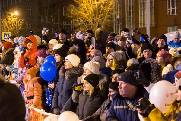 Новосибірськ, Росія - 7 грудня, дорослих і дітей, які очікують на t — стокове фото