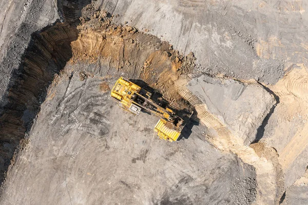 Панорамный вид с воздуха на шахту. Открытая горнодобывающая промышленность, большой желтый карьер для добычи угля. Открытая добыча антрацита. Яма на добыче угля открытым способом. Погрузка камней в грузовики — стоковое фото