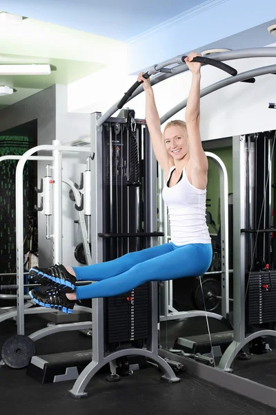 Chica joven, una mujer, se dedica al gimnasio haciendo ejercicios —  Fotos de Stock