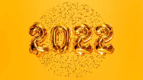 Bonne année 2022 célébration. Figures de ballons en or brillant, ballons Nouvel An avec des étoiles scintillantes sur fond jaune vif. Noël et Nouvel An. Ballons feuille d'or 2022 carte cadeau — Photo