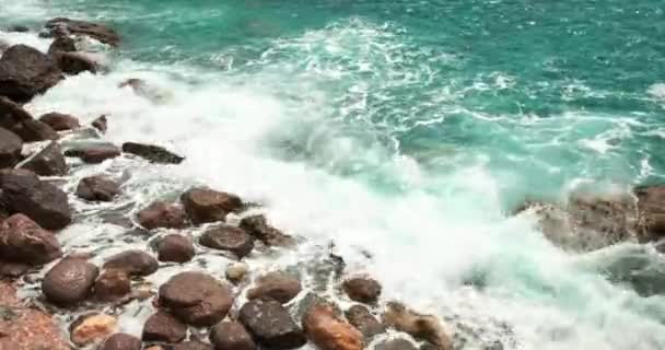 Τα γαλαζοπράσινα κύματα τρέχουν στην ακτή και χτυπούν τις πέτρες. Βαριά κύματα σπάνε σε αργή κίνηση. Κύματα καταιγίδας στη θάλασσα ή ωκεανούς. Παλμός — Αρχείο Βίντεο