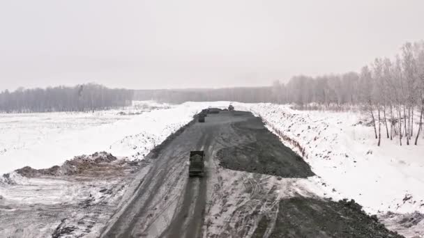 겨울에는 도로 가 잘 정비되어 있다. 겨울에는 시골의 도로 건설에 중장비를 사용 했습니다. 위에서 본 겨울 도로 작동 — 비디오