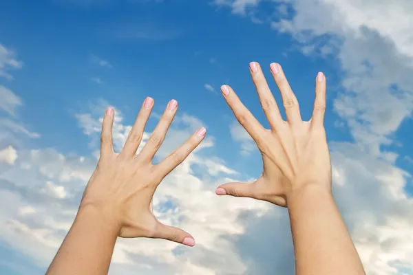 Hände in die Luft gehoben — Stockfoto