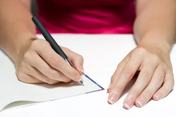 Ženské ruce drží pero psaní textu — Stock fotografie
