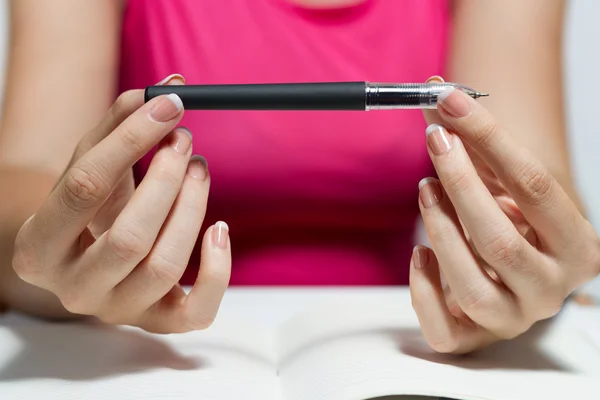 Mulher segurando caneta — Fotografia de Stock