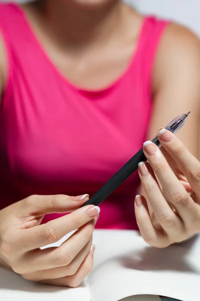 Mujer sosteniendo pluma — Foto de Stock