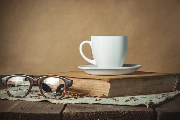 Natura morta vintage con libro, tazza e vetro — Foto Stock