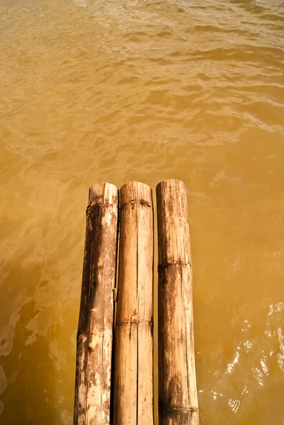 Ponte de bambu no rio — Fotografia de Stock