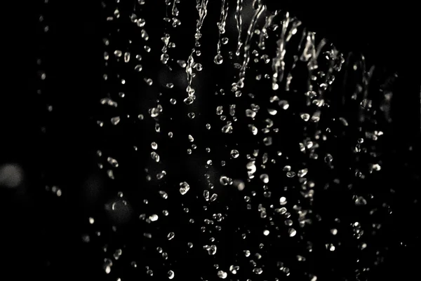 Gotas de agua de lluvia corren por el techo — Foto de Stock