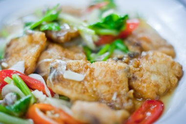 tatlı ve ekşi soslu kızarmış snapper veya levrek balığı