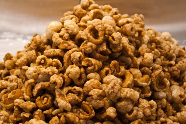 kızarmış domuz derileri