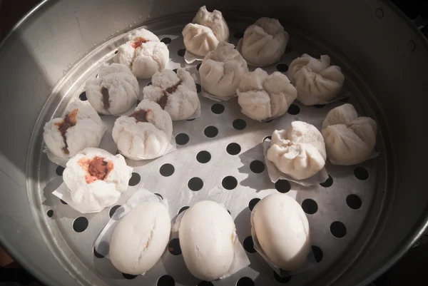 Gnocchi cinesi in fase di vapore sul tradizionale — Foto Stock