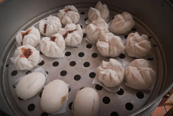 Chinese dumplings being steamed on the traditional — Stock Photo, Image