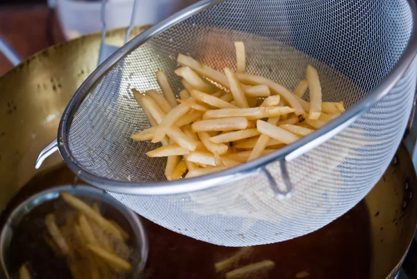 Pommes frites friterade i en kastrull — Stockfoto