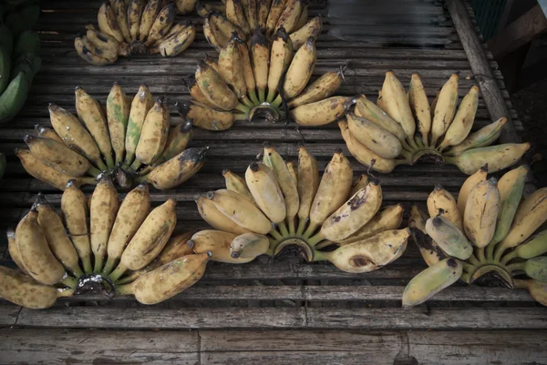 De markt voor bananen niet mooi — Stockfoto