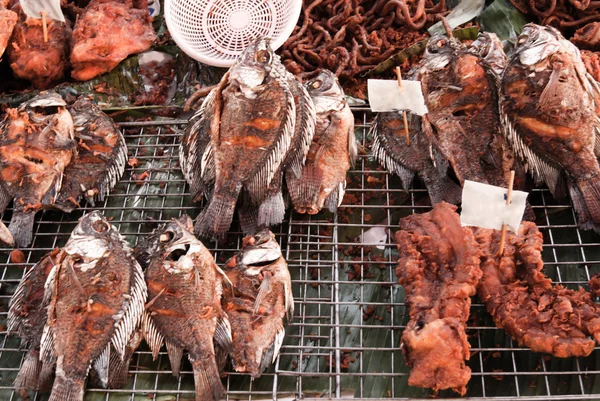 Tilapia frituren op de markt — Stockfoto