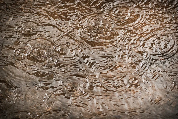 Chuva em uma rua — Fotografia de Stock