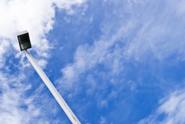 ulica światło latarni lub latarnia na błękitne niebo