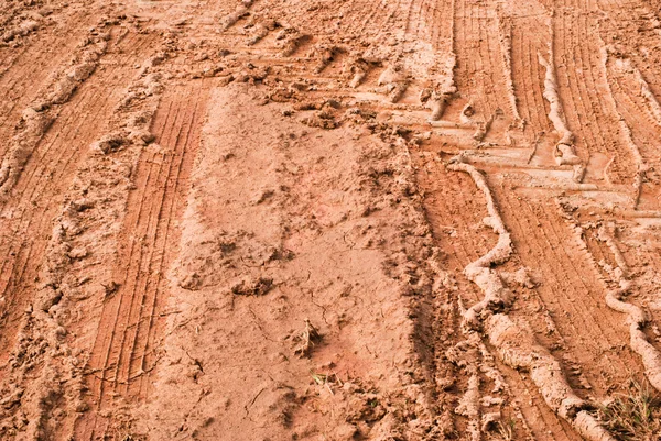 Rastros de barro y neumáticos — Foto de Stock