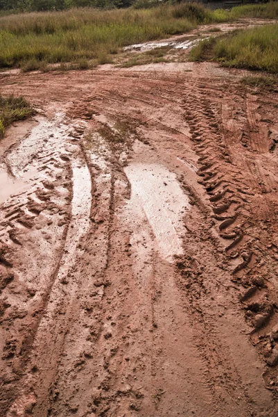 Rastros de barro y neumáticos — Foto de Stock