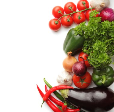 taze sebze ve otlar üzerinde beyaz bir arka plan izole