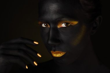 güzel bir karanlık yüzü siyah turuncu ile izole makyaj