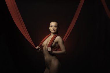 siyah arka plan üzerinde çıplak güzellik kız