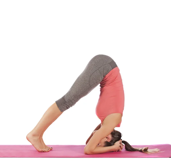 Ung vacker flicka yoga poserar — Stockfoto