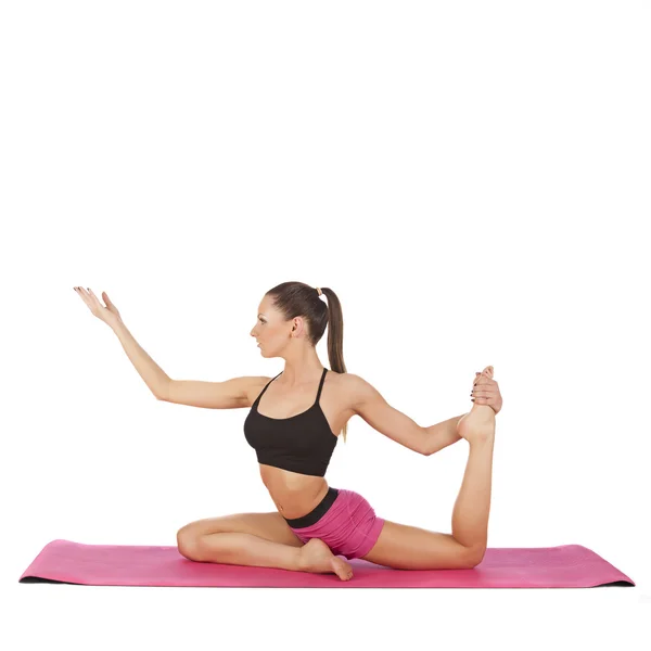 Ung vacker flicka yoga poserar — Stockfoto
