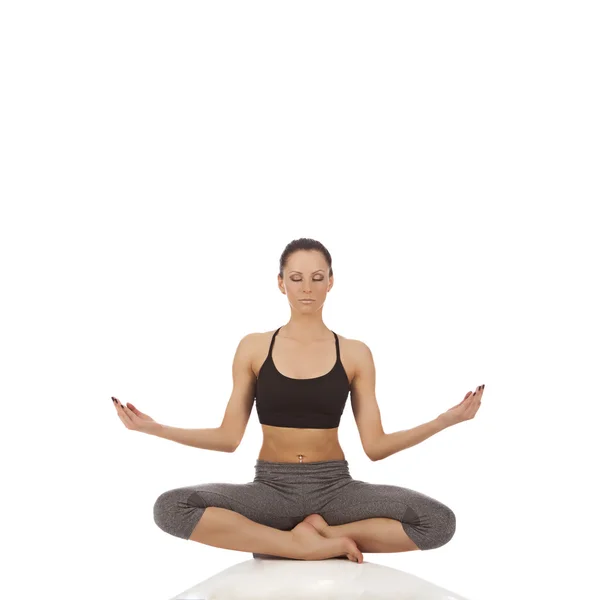 Mooi meisje yoga poseren — Stockfoto