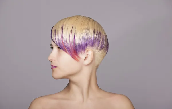 Menina de cabelo loiro com tinta violeta. Mulher bonita — Fotografia de Stock