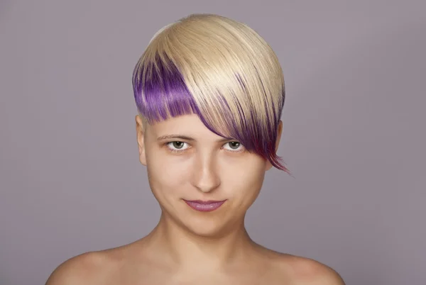 Menina de cabelo loiro com tinta violeta. Mulher bonita — Fotografia de Stock