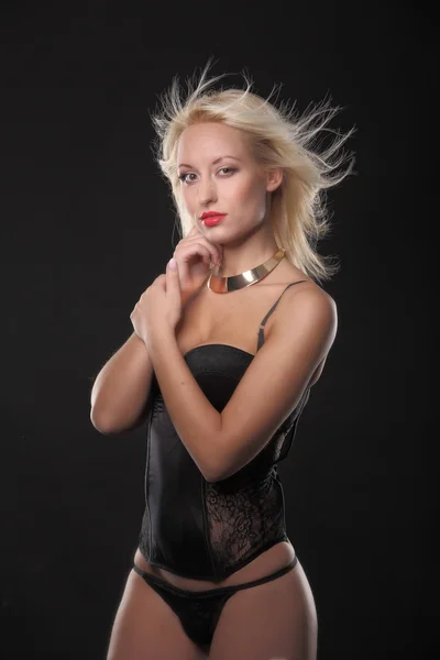 Hermosa sexy chica de deporte de nuevo en lencería en negro — Foto de Stock