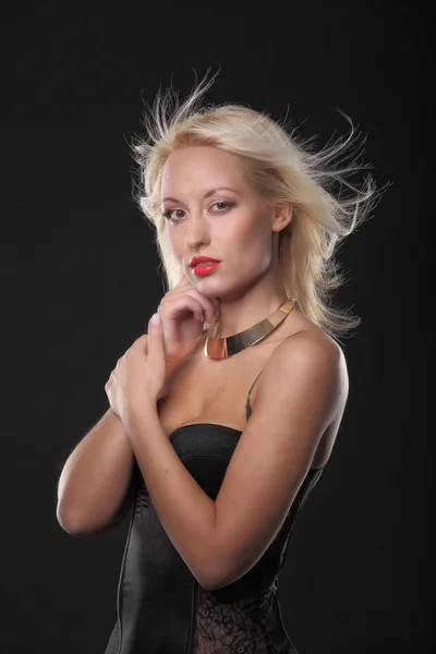 Schöne sexy Sportmädchen zurück in Dessous auf schwarz — Stockfoto