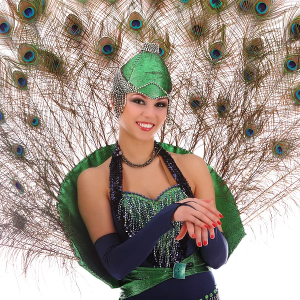 Танцовщица бурлеска с павлиньими перьями и зеленым платьем — стоковое фото