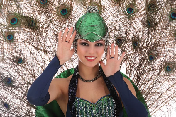 滑稽舞者与孔雀羽毛和绿色的衣服 — 图库照片