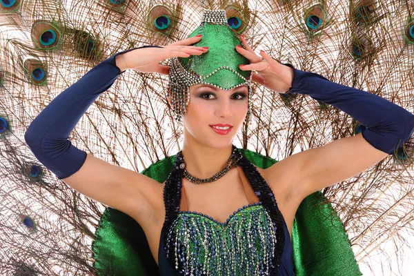 Dançarina burlesca com penas de pavão e vestido verde — Fotografia de Stock