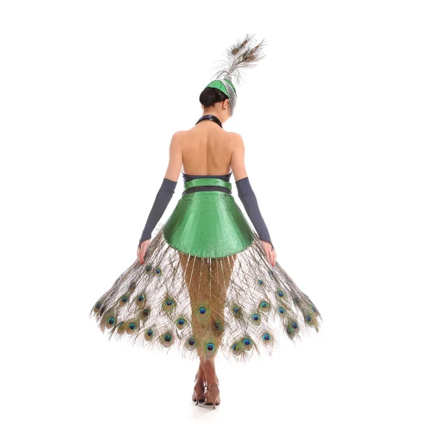 Танцовщица бурлеска с павлиньими перьями и зеленым платьем — стоковое фото